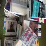 坂口幸弘『悲嘆学入門』島薗進『ともに悲嘆を生きる』など死生学とグリーフケアの本が平積みになった山