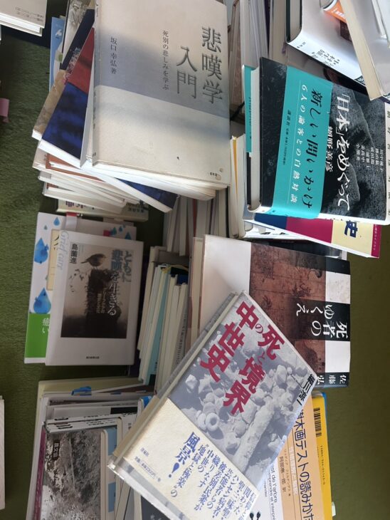 坂口幸弘『悲嘆学入門』島薗進『ともに悲嘆を生きる』など死生学とグリーフケアの本が平積みになった山