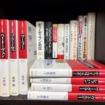 音楽之友社『作曲家 人と作品』のモーツァルトやマーラーと岡田暁生『クラシック音楽とは何か』が並ぶ棚