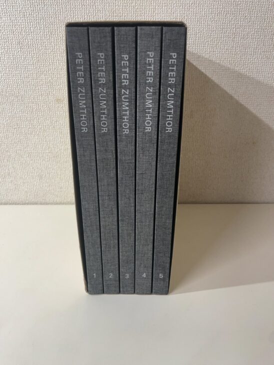 Peter Zumthor 1985-2013 の大型本5巻が並ぶ揃い