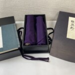 歎異抄の複製本。黒い箱と紫の袱紗、題簽を貼った本