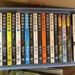 諸星大二郎『西遊妖猿伝』全16巻が巻数順に立ち、右に『諸怪志異』三冊と稗田礼二郎のフィールドノートの三冊が並ぶ