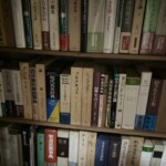 梅原猛『隠された十字架』や筑摩書房の世界古典文学全集、聖書思想事典などが並ぶ書棚