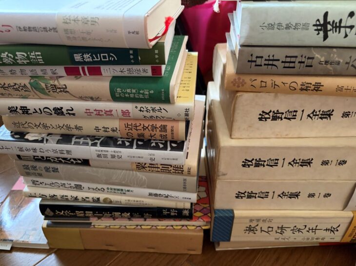 筑摩書房『牧野信一全集』の函三冊と荒正人『増補改訂 漱石研究年表』が背を上にして積み重なった山