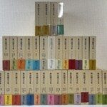 筑摩書房の柳田國男全集33冊。函入りで1巻から33巻まで並び、各巻の帯に柳田学の全貌の文字