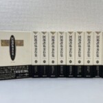 筑摩書房『阿部謹也著作集』のクリーム色の函10個。左端に第1巻の函の正面と黒い帯、右に第2巻から第10巻の函の背が並ぶ