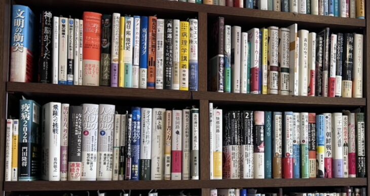大阪市旭区の本棚に入ったサミュエル・ハンチントン『文明の衝突』とスティーブン・ピンカー『暴力の人類史』の上下巻