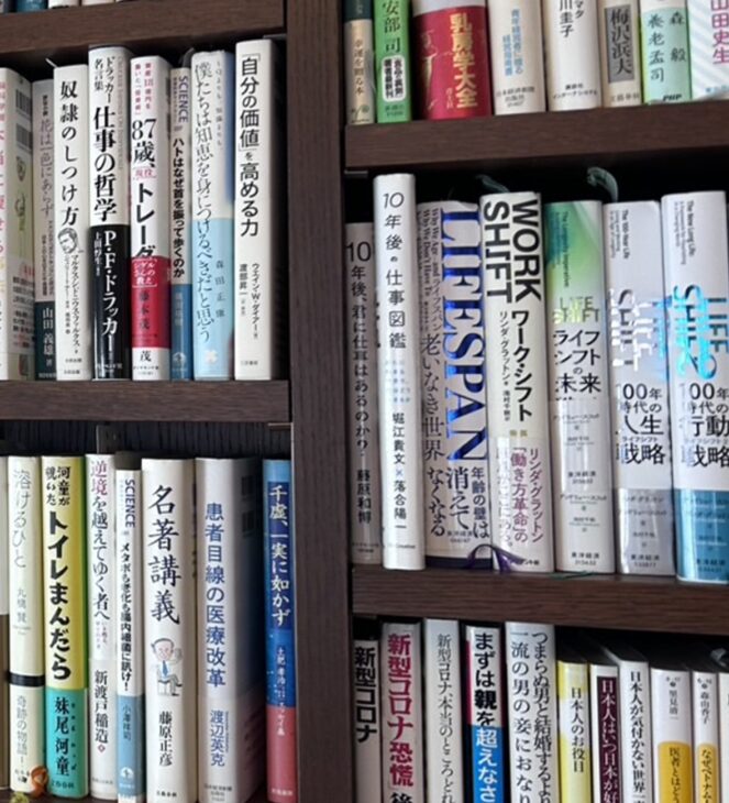 大阪市旭区の造り付けの本棚に入っていたリンダ・グラットン『WORK SHIFT』とデビッド・A・シンクレア『LIFESPAN 老いなき世界』、P.F.ドラッカー『仕事の哲学』