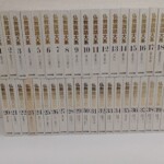 白い背に金茶で書名が入ったすずき出版『仏教説話大系』第1巻から第40巻の40冊