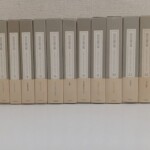 筑摩書房『稲垣足穂全集』の灰緑色の函13個。背に1から13の巻数、下の帯に巻の名前