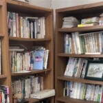 深田久弥の本や高田宏の随筆、嵐山光三郎の本が著者ごとの段に並ぶ、木目の書棚4本