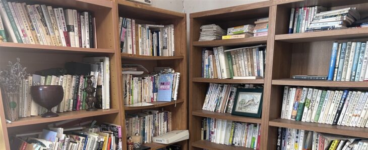 深田久弥の本や高田宏の随筆、嵐山光三郎の本が著者ごとの段に並ぶ、木目の書棚4本