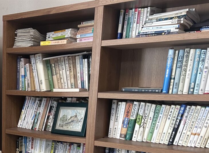 高田宏『編集者放浪記』『森に通う』などの随筆と、嵐山光三郎『悪党芭蕉』『文人暴食』が並ぶ2本の書棚