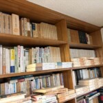 最上段に高村光太郎選集と函入りの小林秀雄全集、二段目に吉田秀和『世界のピアニスト』と白い函の遠山一行著作集が並ぶ木の書棚