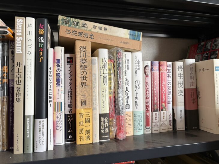 三國一朗『徳川夢聲の世界』の函、スザンネ・シェアマン『成瀬巳喜男 日常のきらめき』、徳川夢声『くらがり二十年』『あかるみ十五年』が並ぶ棚