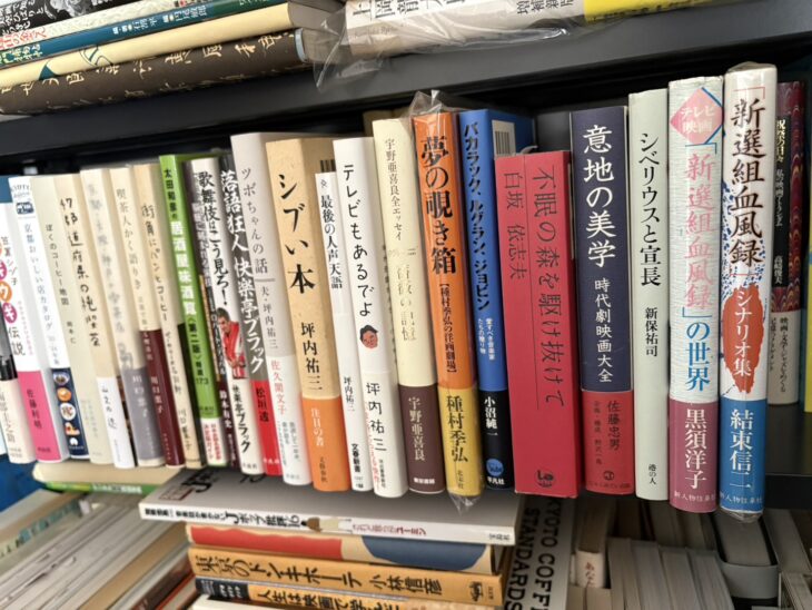 坪内祐三『シブい本』、種村季弘『夢の覗き箱』、佐藤忠男『意地の美学 時代劇映画大全』、結束信二『新選組血風録 シナリオ集』が並ぶ棚