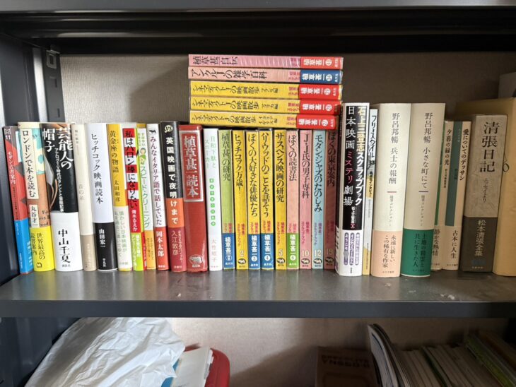 晶文社の植草甚一スクラップ・ブックが黄色い背で14冊並び、上に『植草甚一自伝』『シネマディクトJの映画散歩』が重なる