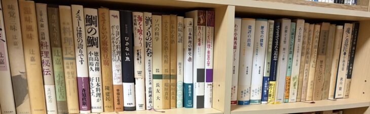 辻嘉一『味覚三昧』や小山裕久『鯛の鯛』など料理人の本と、郡司勝義『わが小林秀雄ノート』、野々上慶一『思い出の小林秀雄』が並ぶ段