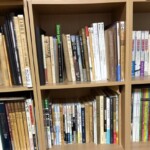 展覧会の図録や『京の美人画100年の系譜』『館蔵 茶碗百佳撰』、中井和子『現代京ことば訳 源氏物語』が並ぶ明るい木の本棚