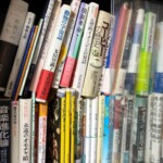 シュタイナー『音楽の本質と人間の音体験』と『動物の宇宙誌』『コーヒーの歴史』、奥に池田晶子『考える日々』が並ぶガラス戸の棚