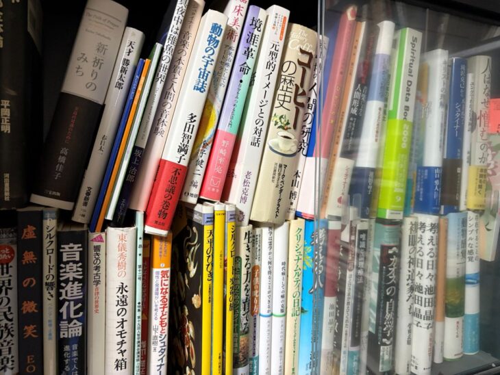 シュタイナー『音楽の本質と人間の音体験』と『動物の宇宙誌』『コーヒーの歴史』、奥に池田晶子『考える日々』が並ぶガラス戸の棚