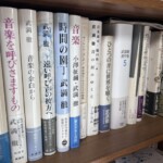 武満徹『樹の鏡、草原の鏡』『音楽を呼びさますもの』『時間の園丁』、小澤征爾との『音楽』、『武満徹著作集5』が並ぶ段
