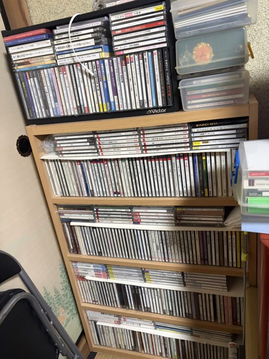 ビクターの黒いCDラックに水森かおり『全曲集』、天童よしみ『昭和演歌名曲選』、宗次郎『日本のうた こころのうた』、ビートルズ、グレン・ミラー。下の木の棚にDENONのクラシックとZARD