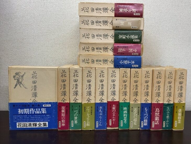 花田清輝全集の函17冊。下に第1巻から第12巻の函、上に第13巻から別巻2の函を積み、帯に復興期の精神 二つの世界 大衆のエネルギーなどの巻名
