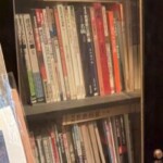 ガラス戸の書棚の左側。『名碗』の図録と茶碗や陶磁の本、画集が段ごとに並ぶ