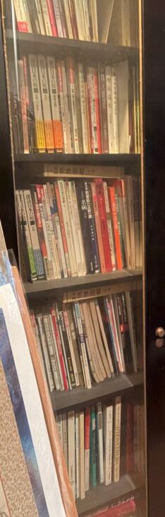 ガラス戸の書棚の左側。『名碗』の図録と茶碗や陶磁の本、画集が段ごとに並ぶ