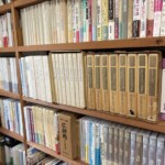 岩波書店『日本資本主義発達史講座』の復刻版と『大系 国家独占資本主義』全8巻、徳間書店『中国の思想』が並ぶ木の本棚