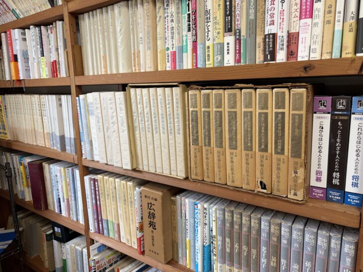 岩波書店『日本資本主義発達史講座』の復刻版と『大系 国家独占資本主義』全8巻、徳間書店『中国の思想』が並ぶ木の本棚
