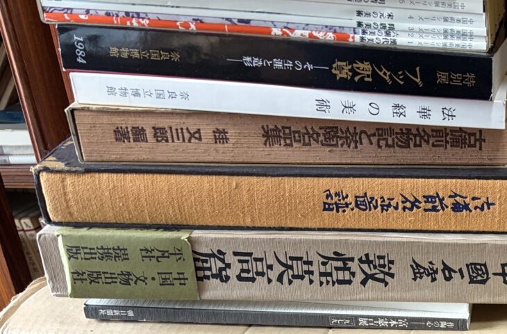 『中國石窟 敦煌莫高窟』、桂又三郎 編著『古備前名物記と茶陶名品集』、奈良国立博物館『法華経の美術』『ブッダ釈尊』が重なった山