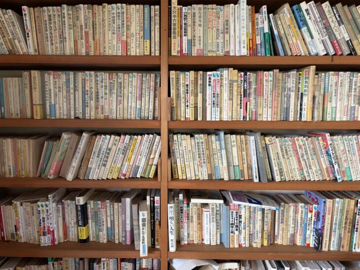 『競艇百科』、新橋遊吉『競馬番外地』、大橋巨泉『巨泉の勝つ馬券』、阿佐田哲也『麻雀放浪記』など競馬と競艇の本が4段にわたって並ぶ本棚