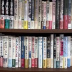 幅広の書棚の上下2段に戦争の本。『遠い戦場』上中下、『溥傑自伝』、『戦争と罪責』、『餓死した英霊たち』、『白旗伝説』、『霧社事件』の背