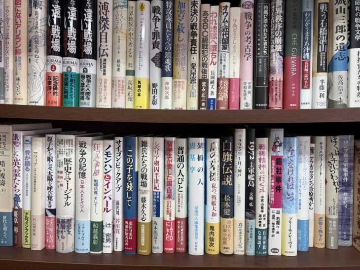 幅広の書棚の上下2段に戦争の本。『遠い戦場』上中下、『溥傑自伝』、『戦争と罪責』、『餓死した英霊たち』、『白旗伝説』、『霧社事件』の背