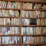 『相場のこころ』『確率論的思考』『ウイニングエッジ』『オプション売買の実践』など株とFXの本が何段にも並ぶ木の本棚
