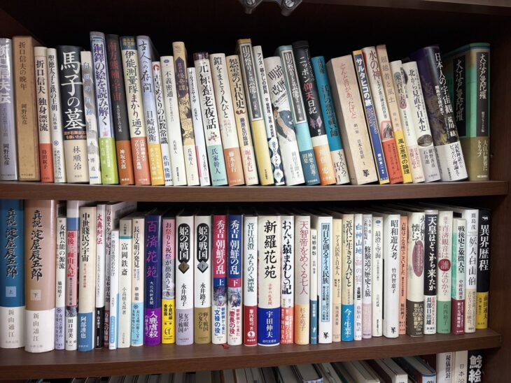 岡野弘彦『折口信夫伝』、林順治『馬子の墓』、佐原真『銅鐸の絵を読み解く』、宮家準編『山の祭りと芸能』上下、永井路子『姫の戦国』上下が並ぶ本棚の2段