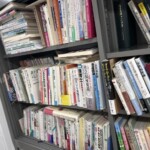 加藤幸雄『非行臨床と司法福祉』、『矯正心理学 上巻』、『社会福祉要説』、国分康孝編『カウンセリング辞典』が並ぶ灰色のスチール棚