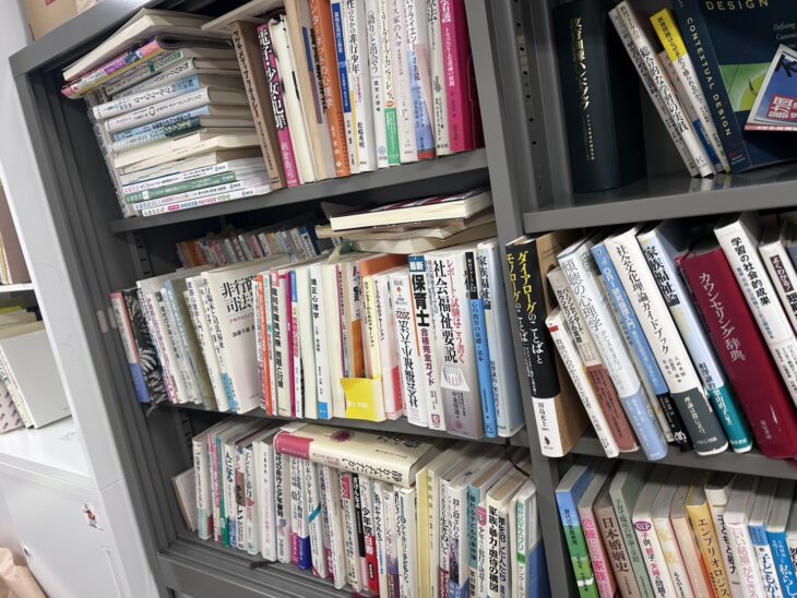 加藤幸雄『非行臨床と司法福祉』、『矯正心理学 上巻』、『社会福祉要説』、国分康孝編『カウンセリング辞典』が並ぶ灰色のスチール棚