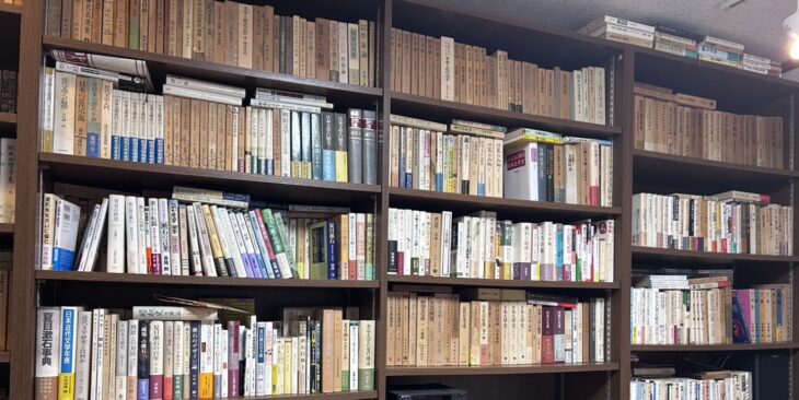 近代文学史の書棚。『夏目漱石事典』『日本近代文学年表』、中村光夫『日本の近代小説』、『近代文学研究とは何か』、長尾剛『自分の心を高める漱石の言葉』の背