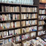 夏目漱石の研究書で埋まった書棚2本。小宮豊隆『漱石襍記』、内田百閒『漱石山房の記』、岡崎義恵『漱石と則天去私』、瀬沼茂樹『夏目漱石』、漱石全集の函の背