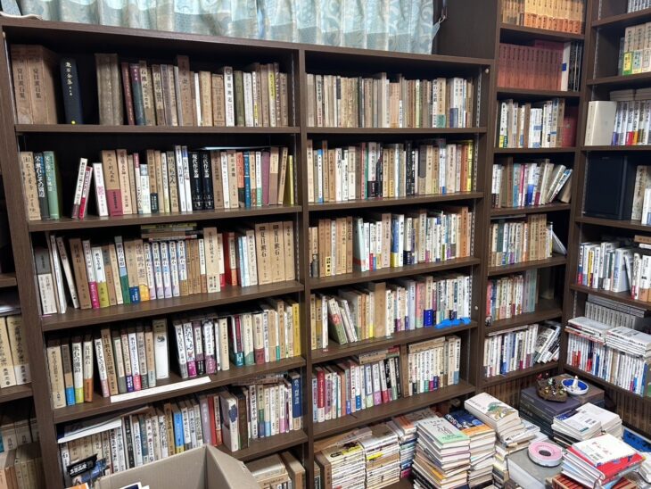 夏目漱石の研究書で埋まった書棚2本。小宮豊隆『漱石襍記』、内田百閒『漱石山房の記』、岡崎義恵『漱石と則天去私』、瀬沼茂樹『夏目漱石』、漱石全集の函の背