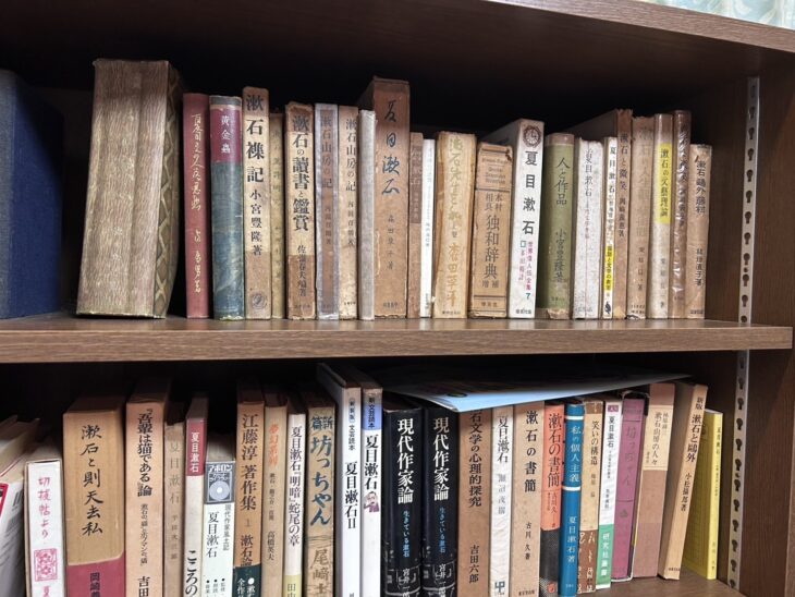 書棚の上2段。小宮豊隆『漱石襍記』、佐藤春夫編『漱石の読書と鑑賞』、内田百閒『漱石山房の記』、森田草平『夏目漱石』、栗原信一『漱石の文芸理論』、江藤淳著作集、宮井一郎『現代作家論 生きている漱石』、古川久『漱石の書簡』の背
